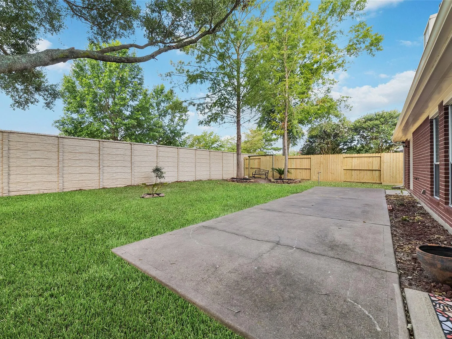 3 bed, 2.0 bath, 2025 sqft, $2,300 — Photo 3