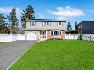 249 W 2nd St, Deer Park, NY 11729