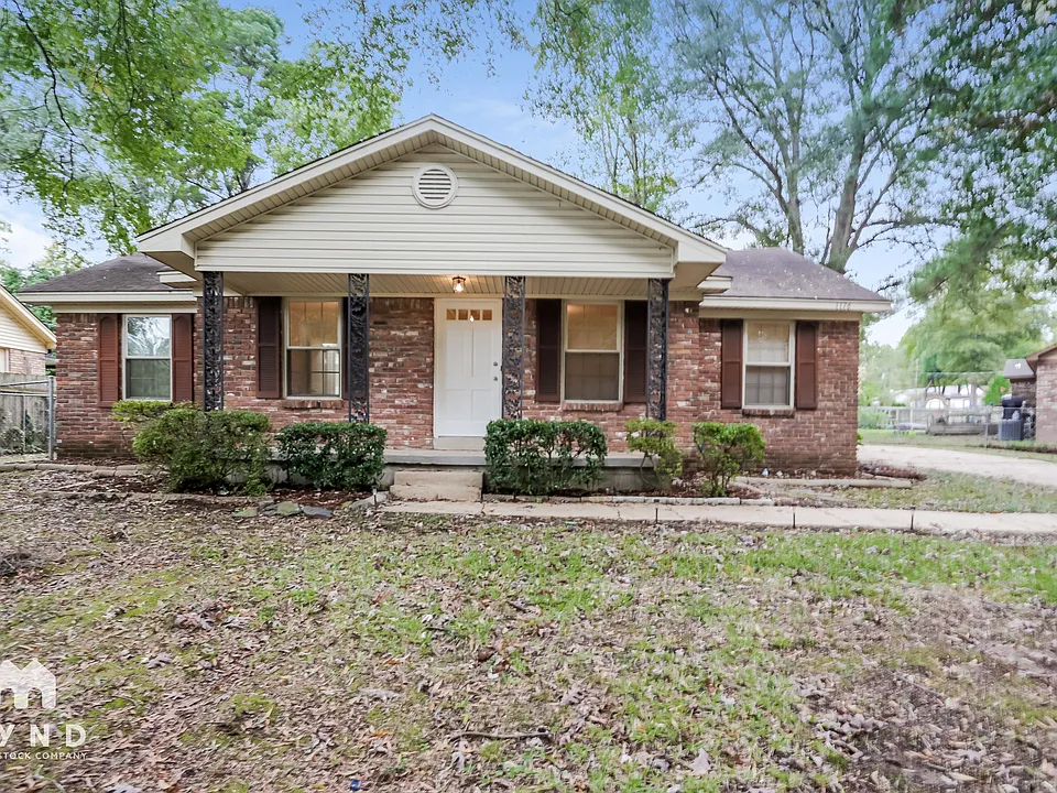 1176 Cedar Cir S