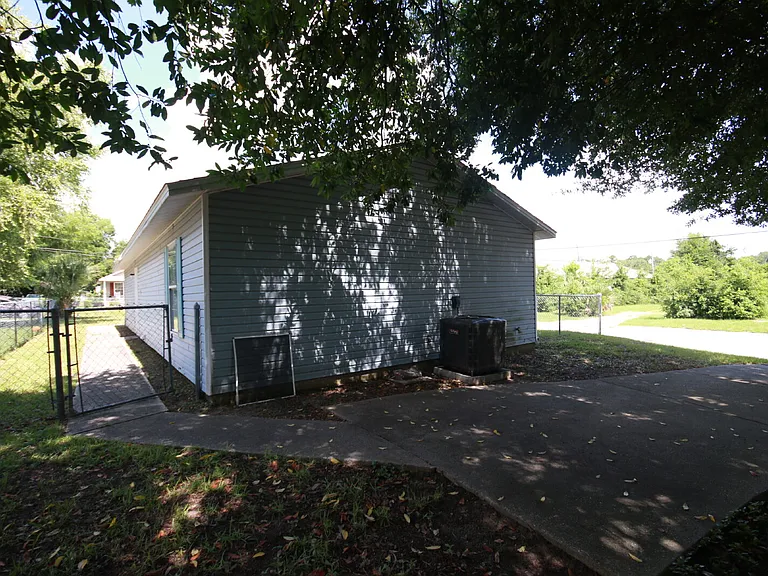 624 N G St — Photo 10