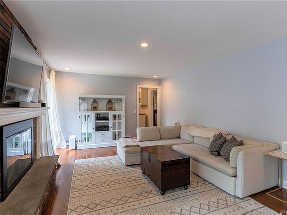 5th image of 10 Willow Crest Dr