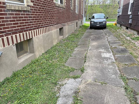 3rd image of 47 Carlton St
