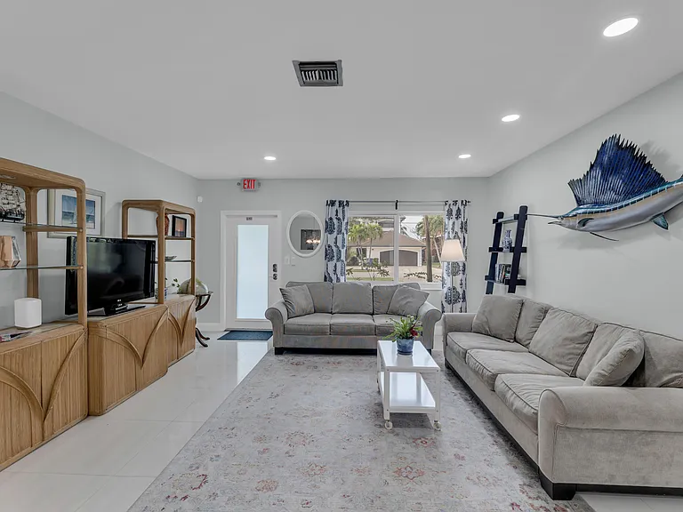 348 SE 18th Ave — Photo 8