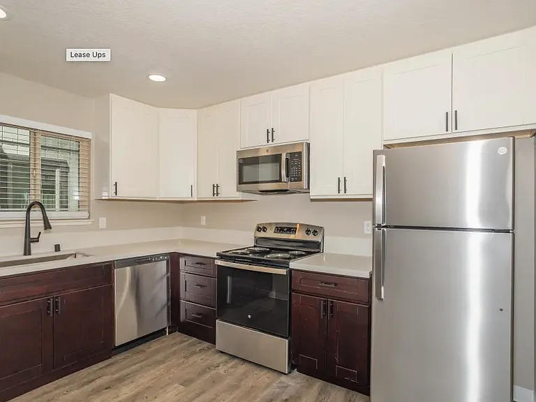 El Macero Apartments — Photo 12