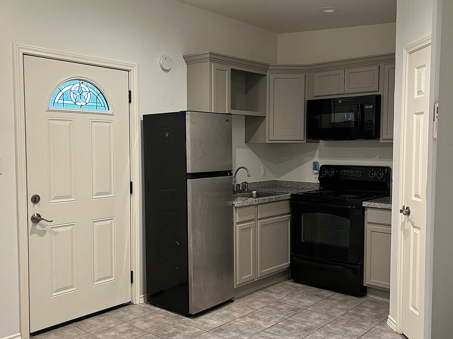 621 Woodcrest Dr — Photo 2