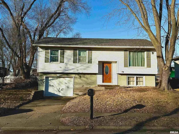 1766 Valley Dr, Davenport, IA 52806