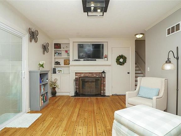 4th image of 609 W 109th Ter