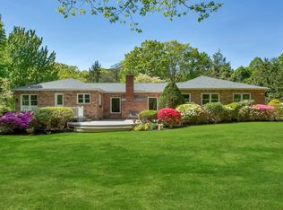 8 Grey Birch Ct, Dix Hills, NY 11746