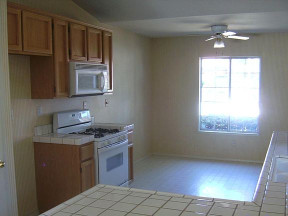 3rd image of 871 Leslie St