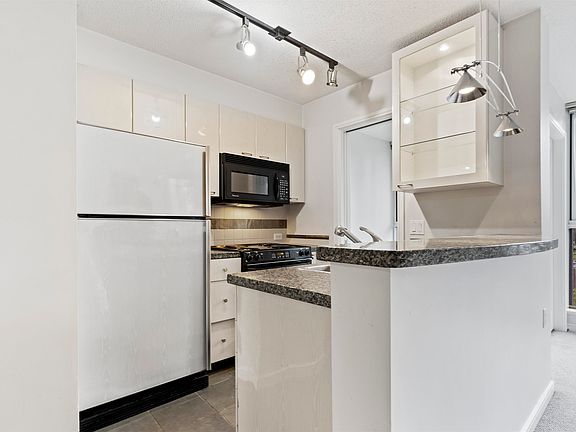 2nd image of 1068 Hornby St #807