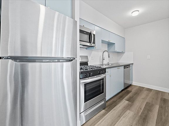 3rd image of 2736 Pomeroy Ave #113