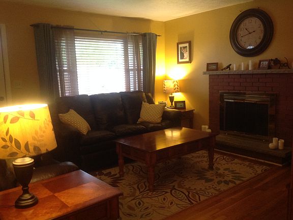 3rd image of 905 Valley View Dr