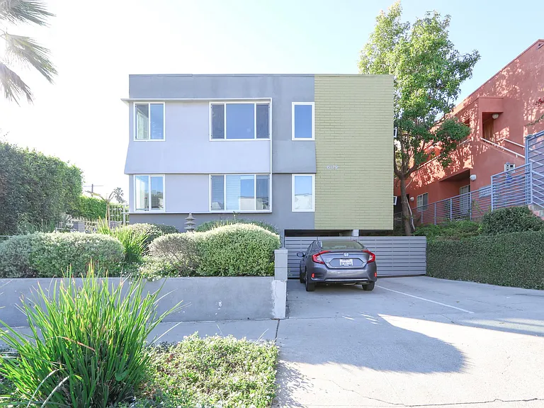 609 N Hayworth Ave #105 — Photo 3