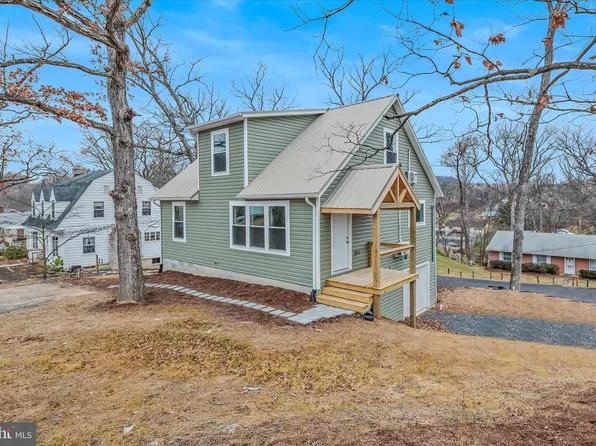 15 Hilltop St, Berkeley Springs, WV 25411