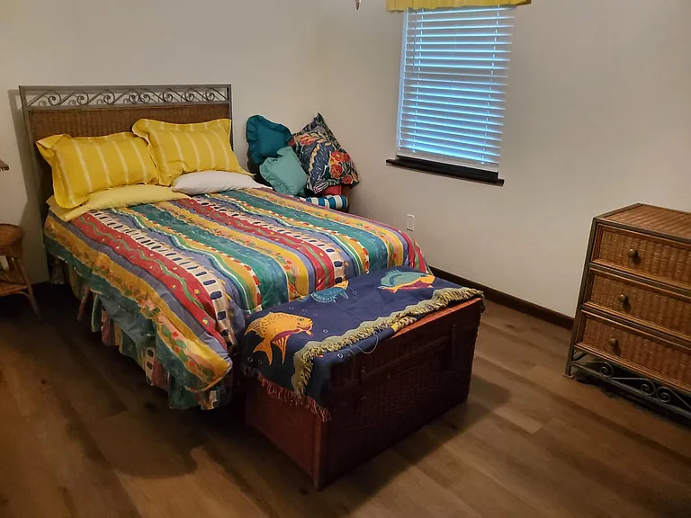 Second bedroom with full size bed.