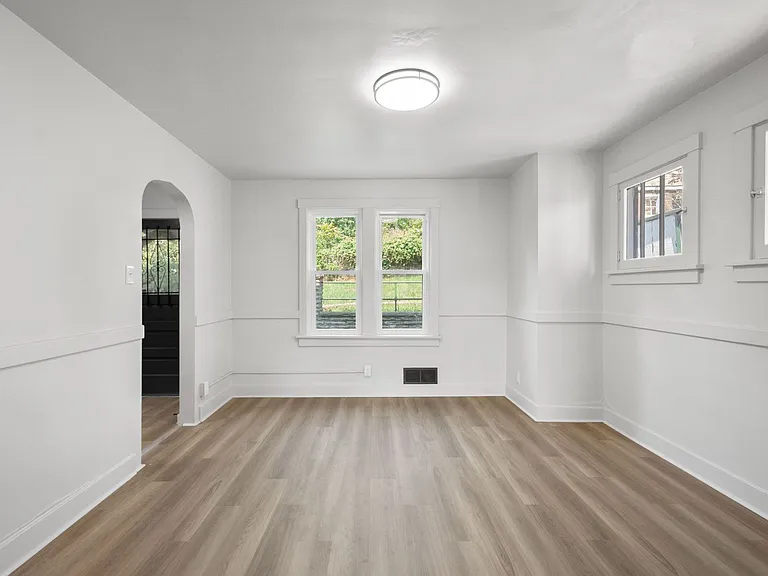 1303 Woodlawn Ave — Photo 21