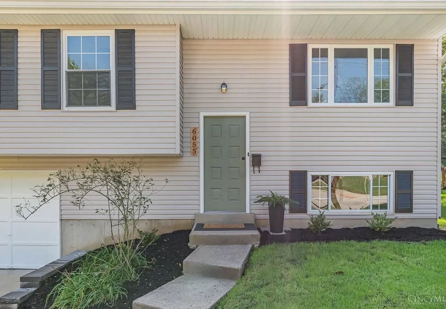 3 bed, 1.0 bath, 1524 sqft, $1,995 — Photo 3