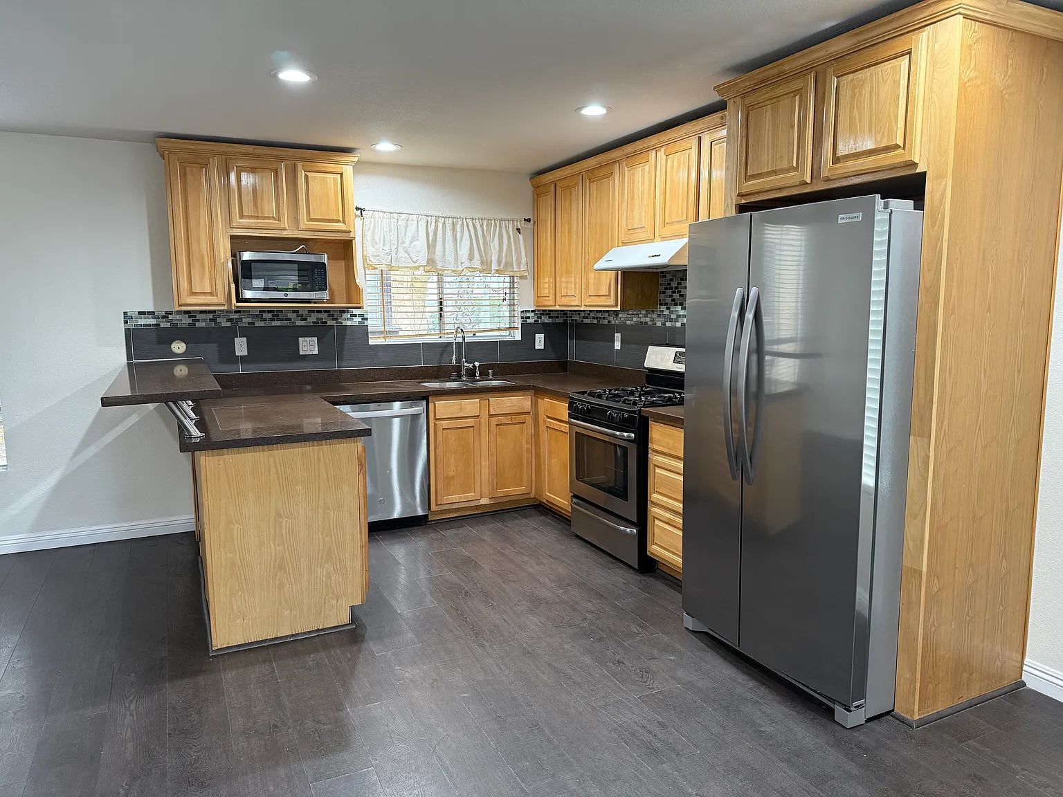 3 bed, 1260 sqft, $3,500 — Photo 3