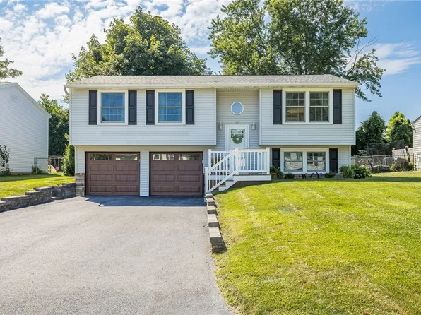 10 Coachlight Cir, Farmington, NY 14425