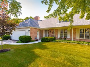935 W Shaker Cir, Mequon, WI 53092