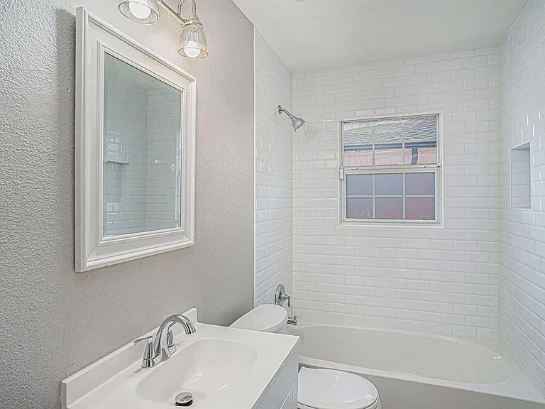 2533 Warren Ave — Photo 16