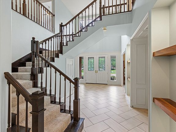 4th image of 221 Hunters Cir