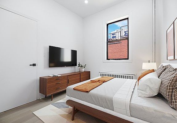 3rd image of 83 Saint Marks Pl APT 1F