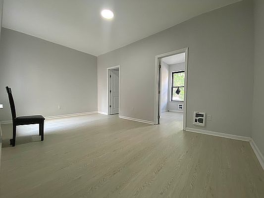 3rd image of 520 W 175th St #4