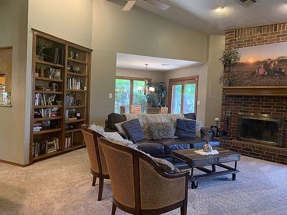 Living & Bfast Nook
