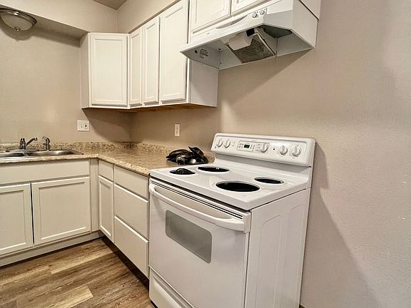 2nd image of 1642 Larch St Unit 2