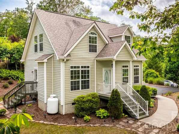 387 Goodview Dr, Hendersonville, NC 28792