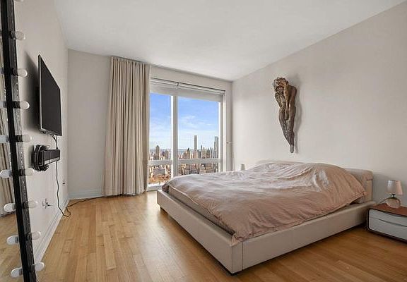 4th image of 80 Columbus Cir #64C