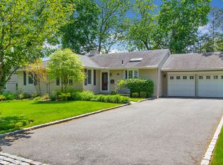 7 Pine Dr S, Roslyn, NY