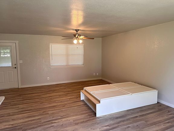 4th image of 810 Linda St