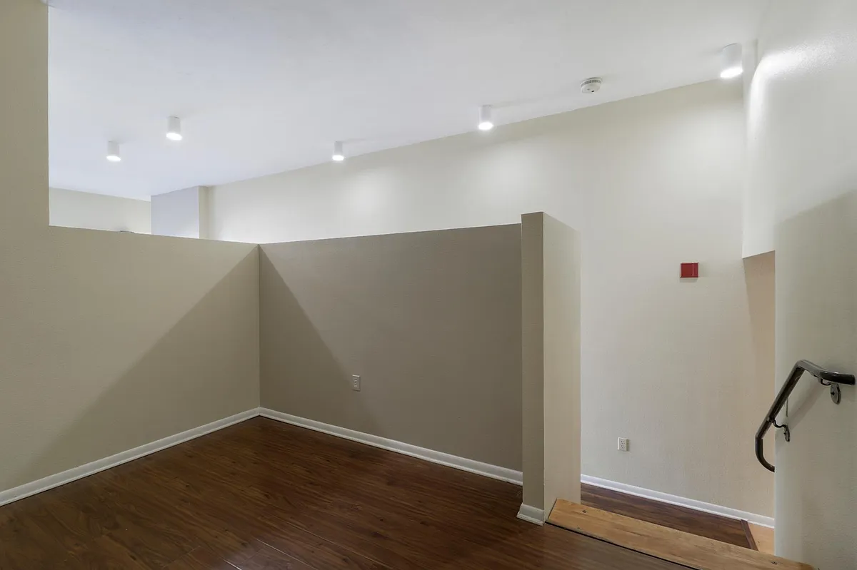 Building Photo - 5855 Horton St #405