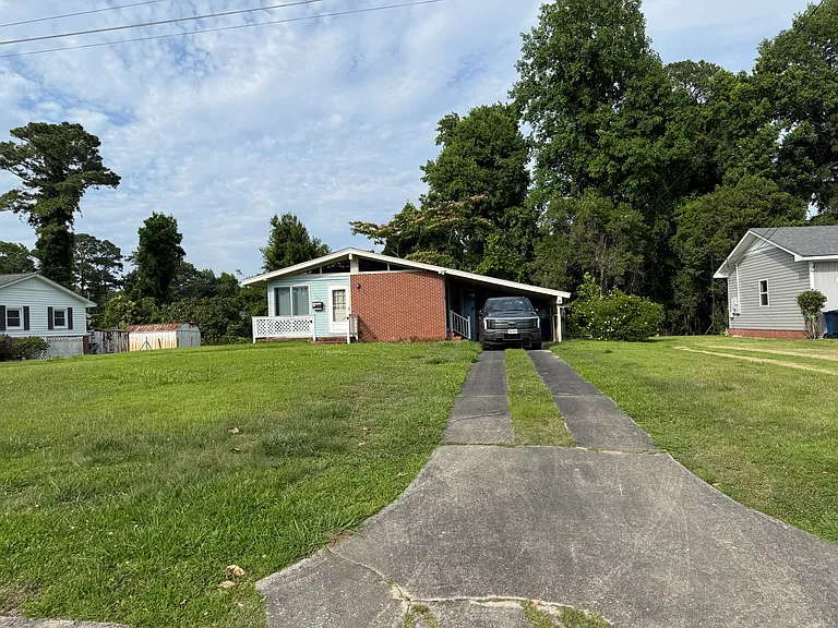 109 London Ln — Photo 1
