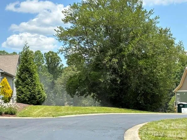 156 Triple Fairways Dr, Hendersonville, NC 28739