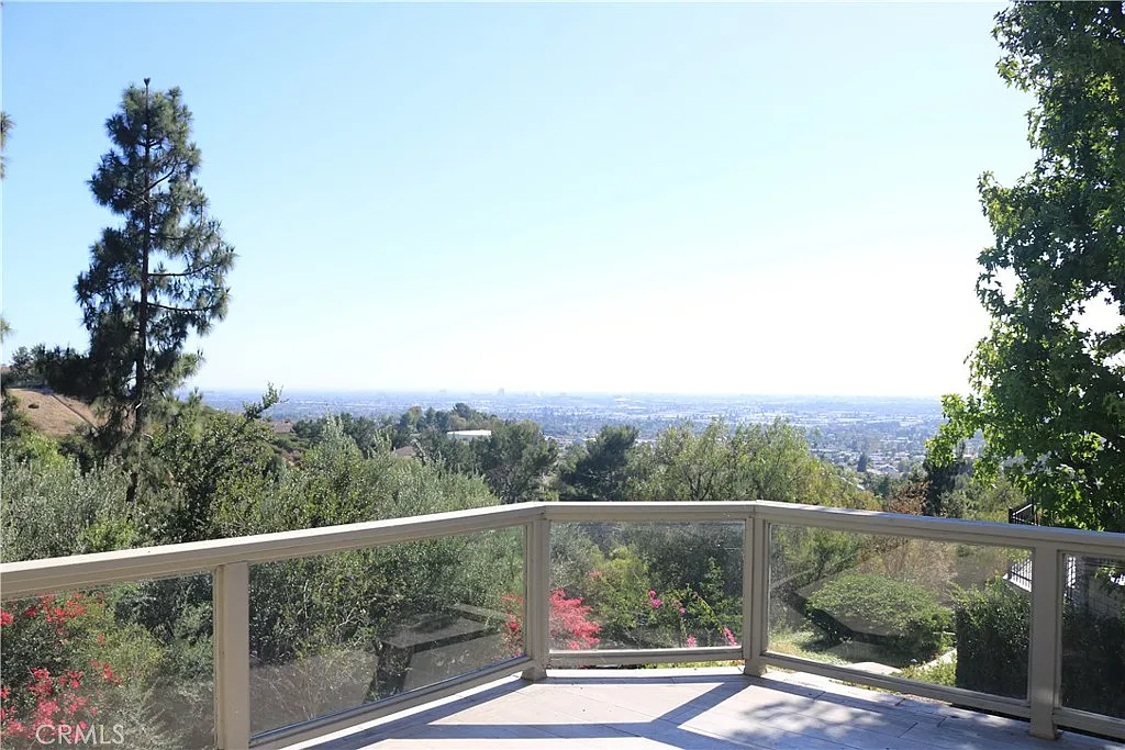 3 bed, 2000 sqft, $5,000 — Photo 2