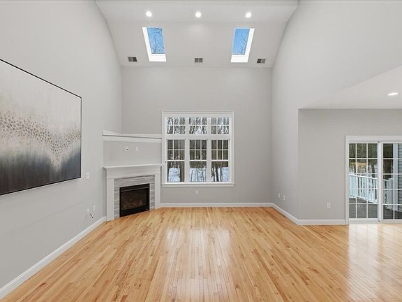 3rd image of 28 Eastover Rd Unit 28