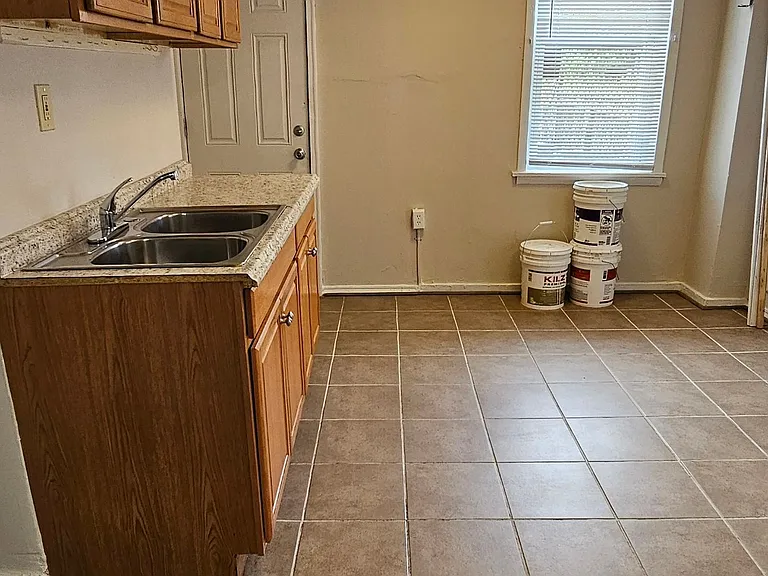 1301 N Milton Ave — Photo 3