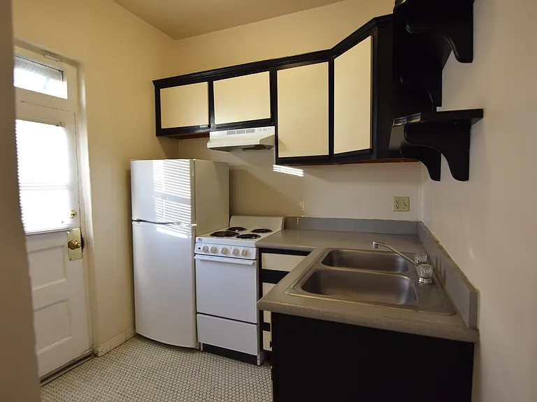 Greystone Court Apartments — Photo 9