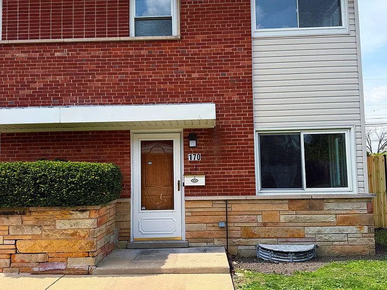 170 E Northwest Hwy #I — Photo 8