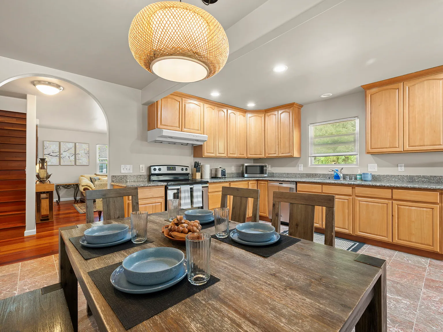3 bed, 1900 sqft, $5,000 — Photo 3