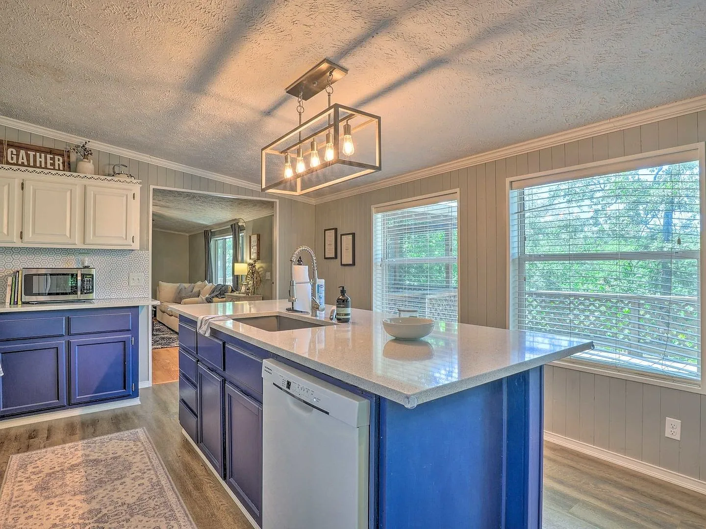 Fully Furnished, Beaver Lake Area 3 bed 2 bath home, Large Deck, Fenced in Yard — Photo 4