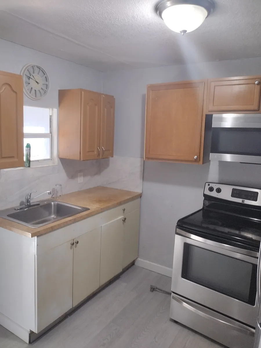 Building Photo - 1050 SW 131st Ave #2