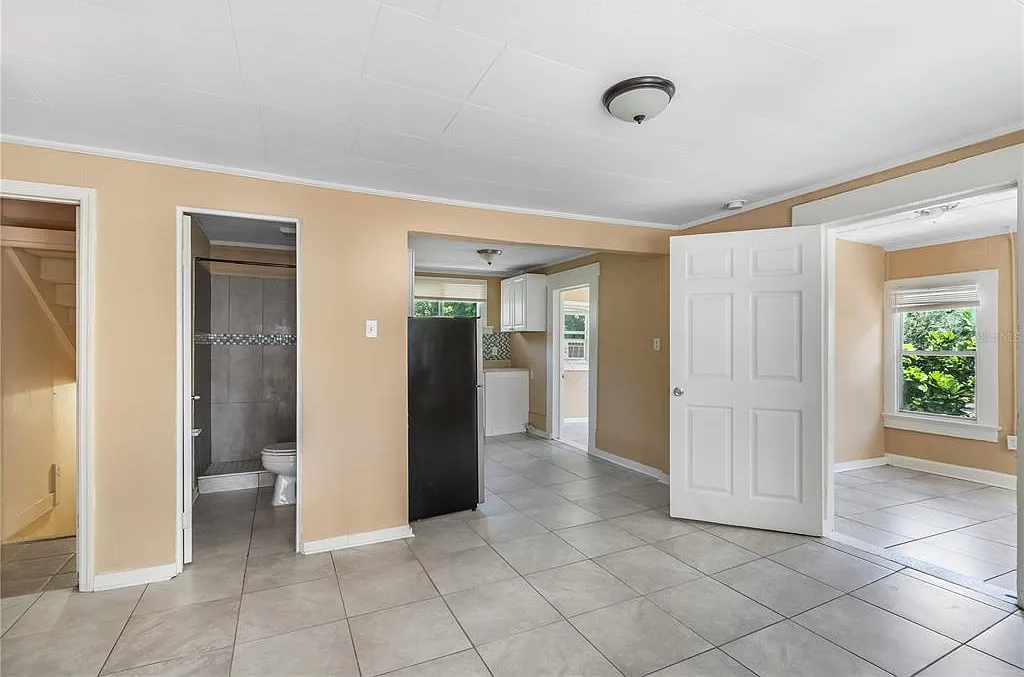 2 bed, 1.0 bath, 700 sqft, $1,300 — Photo 3