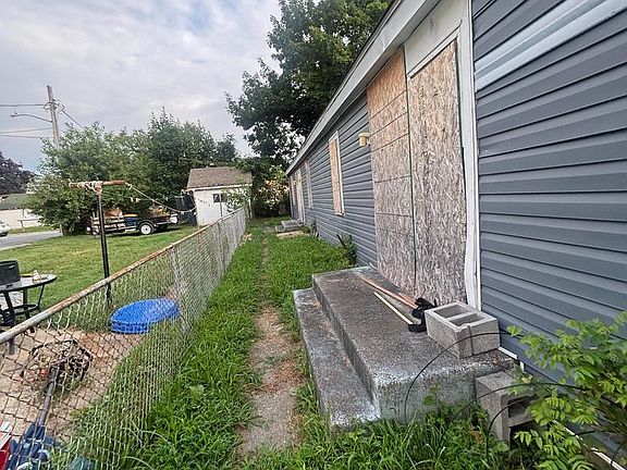 5th image of 415 W Division St