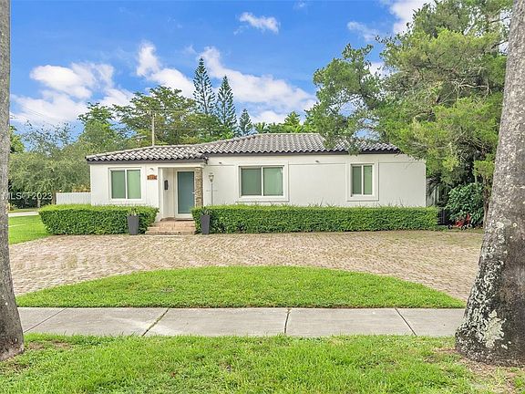 2nd image of 601 La Villa Dr
