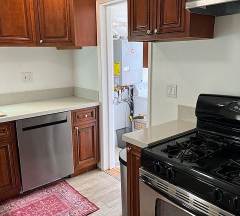 5th image of 3231 Amethyst St #2