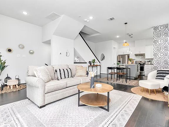 2nd image of 2817 Palm St